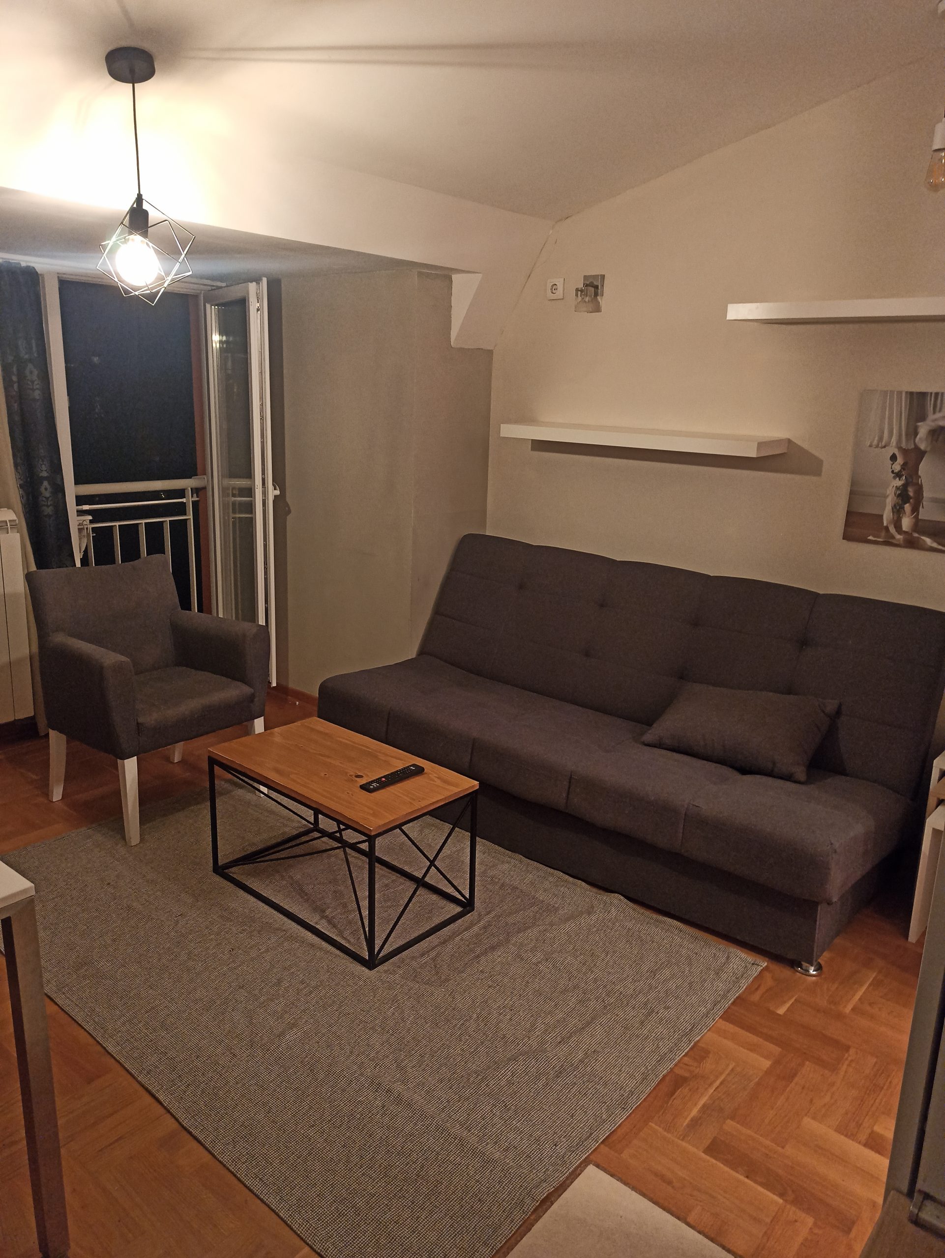 IMG202204061954271649272737